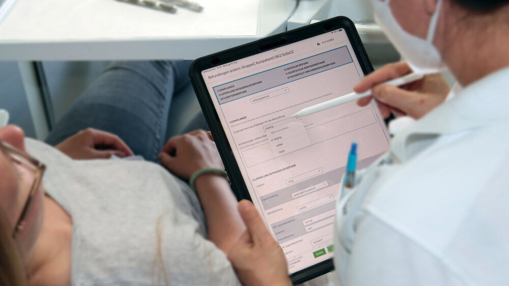 In Zukunft sollen die Studierenden und die ärztlichen Mitarbeitenden der Klinik für Kieferorthopädie in Ulm die Befundaufnahme tabletbasiert durchführen. Auf diese Weise sind die erhobenen Daten direkt in der E-Learning-Plattform verfügbar.