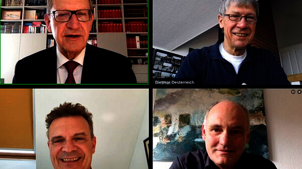 BZÄK-Präsident Dr. Peter Engel, Vize Prof. Dr. Dietmar Oesterreich,
Vize Prof. Dr. Christoph Benz und zm-Redakteur Benn Roolf (v.l.o.n.r.u.)