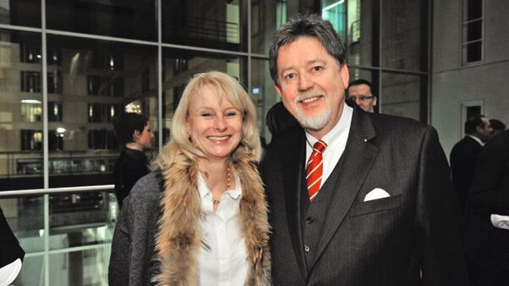 Dr. Günther E. Buchholz, stellvertretender Vorsitzender der KZBV, im Gespräch mit Karin Maag, MdB (CDU). |