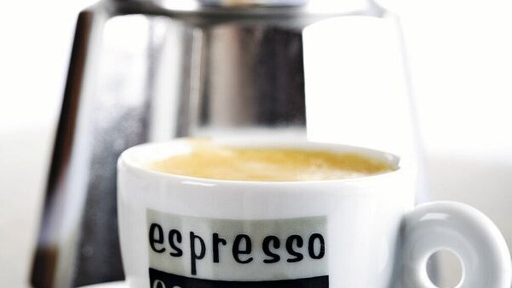 Gerade für ältere Menschen wirkt sich der Genuss einer guten Tasse Kaffee günstig auf die Gefäße aus – anders als bislang gesagt.