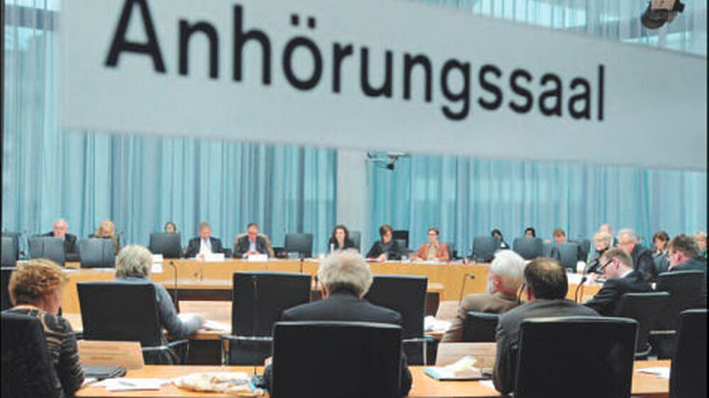 Sachverständige aus ausgewählten Institutionen des Gesundheitswesens waren geladen, um ihre Einschätzung zur Sozialverträglichkeit der Praxisgebühr und anderer Zuzahlungen abzugeben.