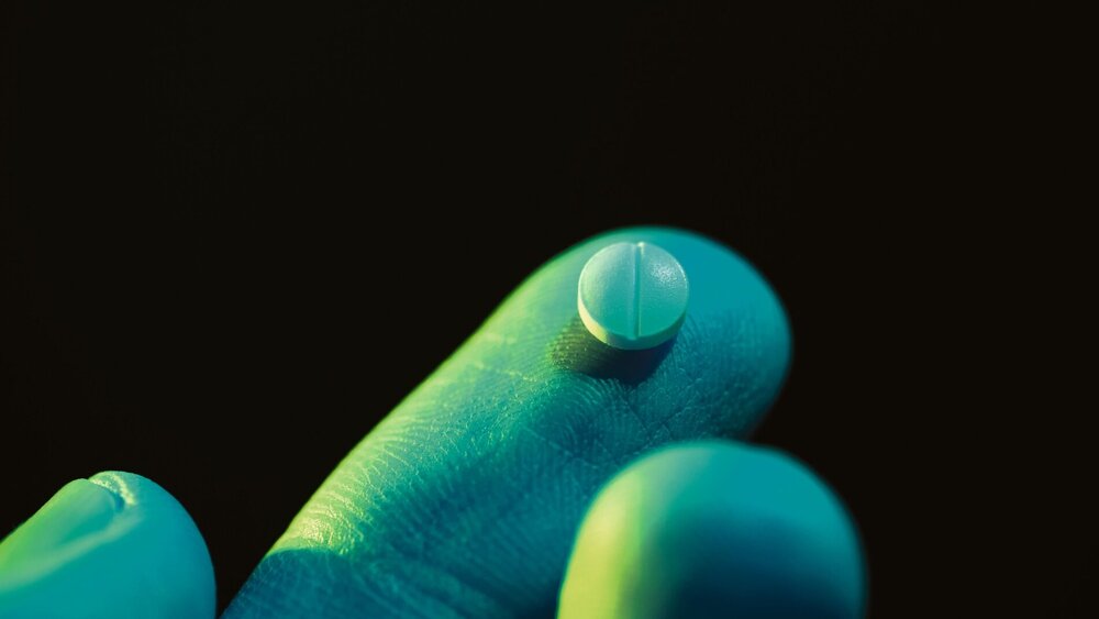 Pille auf der Fingerspitze