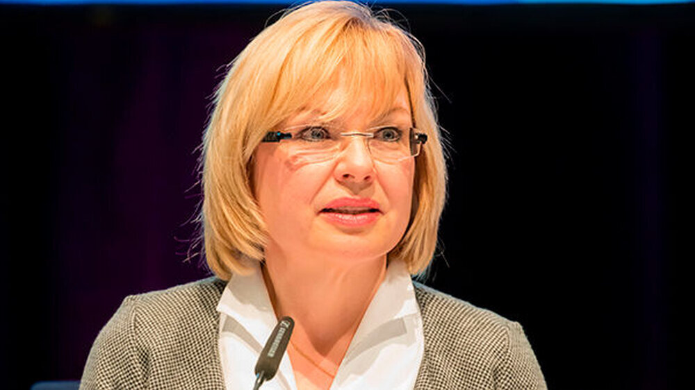 Neue Vorsitzende der Vertreterversammlung ist Dr. Petra Reis-Berkowicz. Sie ist Fachärztin für Allgemeinmedizin, seit 2011 Vorsitzende der VV der KV Bayerns und Mitglied der VV der KBV.