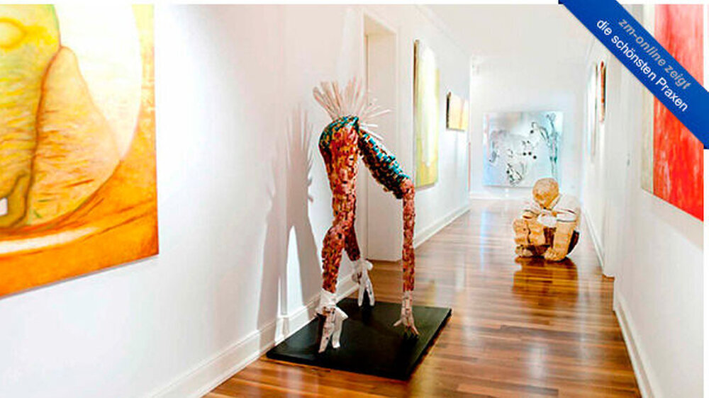 "In unserem “Galeriegang” bieten wir unterschiedlichsten Künstlern die Möglichkeit, Kunst auszustellen und damit im “öffentlichen Raum” gerade jungen Menschen Kunst näher zu bringen. So werden im halbjährlichen Wechsel verschiedene Künstler
