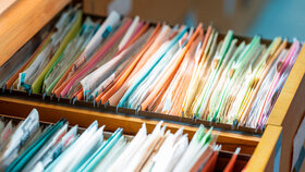 Patientenakten im Schublade einer Arztpraxis.