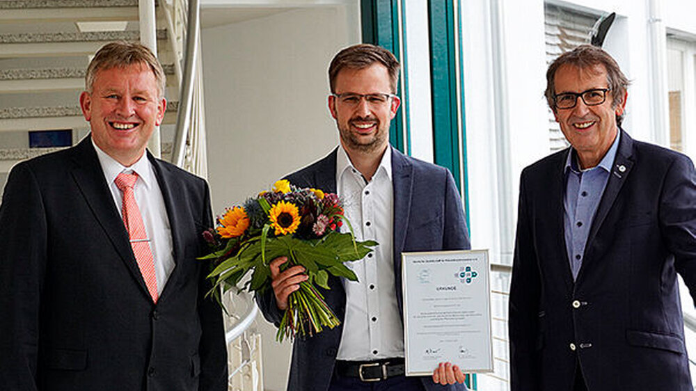 Preisträger Dominic Jäger von der Praxis Warstein mit DGPZM-Präsident Prof. Dr. Stefan Zimmer (r.) und Dr. Martin Danebrock von der VOCO GmbH Cuxhaven (l.)