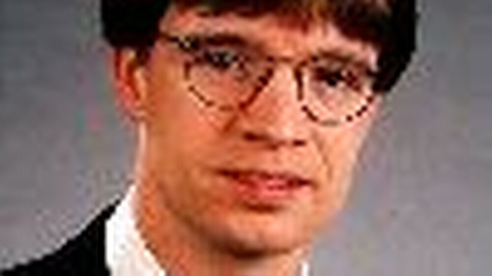 PD Dr. med. dent. habil. Ralph G. Luthardt\r\n\r\n1986 bis 1992 Studium der Zahnmedizin in Frankfurt/Main, 1992 bis 1994 Ausbildungsassistent in freier Praxis und Stabsarzt, 1994 Promotion, 1994 Zahnarzt in der Poliklinik für Zahnärztliche Prothetik, FS