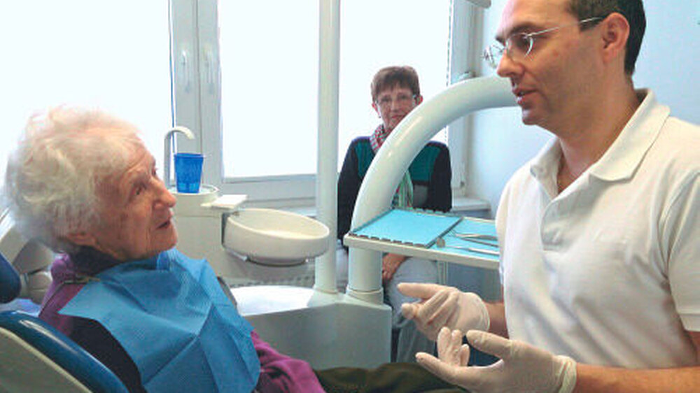 Kernelement der professionellen zahnmedizinischen Tätigkeit ist die Arbeitsbeziehung zum Patienten als helfende Beziehung. Dieses Verhältnis ist dabei prinzipiell asymmetrisch. | Kernelement der professionellen zahnmedizinischen Tätigkeit ist die Arbeitsbeziehung zum Patienten als helfende Beziehung. Dieses Verhältnis ist dabei prinzipiell asymmetrisch. |