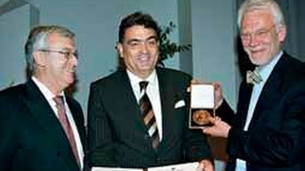 Kammerpräsident Dr. Müller, Preisträger Prof. Stadelmaier und Kultusminister Zöllner bei der Preisverleihung (v.l.n.r.).