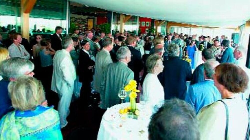 Ein Frühjahrsfest mit hochsommerlichen Temperaturen hielt die geladenen Gäste nicht davon ab, konstruktiven Meinungsaustausch zu pflegen und bewährte Kontakte aufzufrischen.