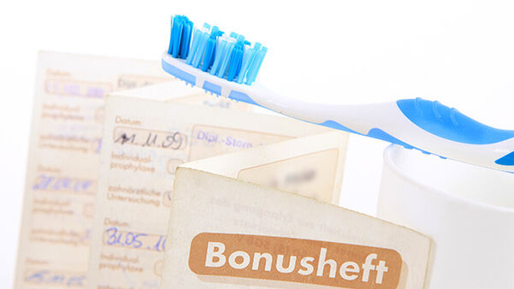 Wer durch das Bonusheft belegen kann, dass er in den vergangenen fünf Jahren jedes Jahr zur Kontrolle beim Zahnarzt war, bekommt von seiner Krankenkasse für Zahnersatz einen Zuschuss von 60 statt 50 Prozent der Regelversorgung, bei mindestens zehn Jahre
