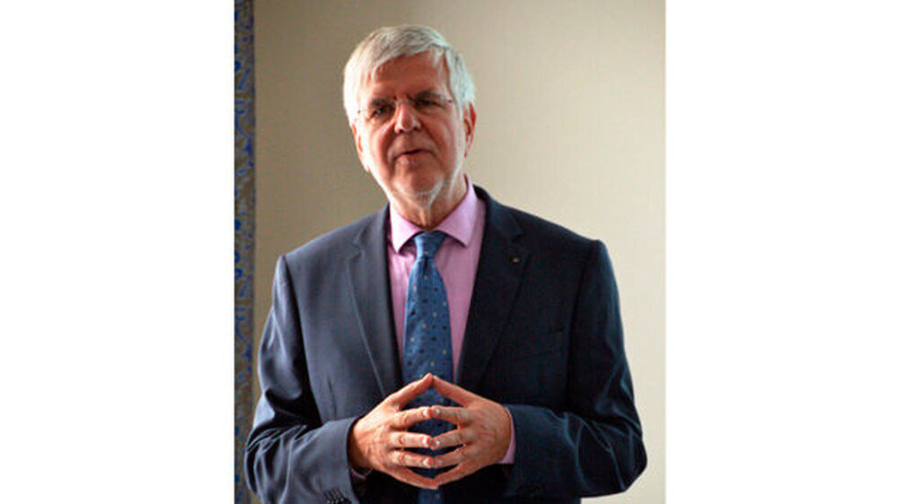 Über die Hypnose in der zahnärztlichen Praxis bei Schmerz- und Angstpatienten referierte Dr. med. Wolf-Rainer Krause, Chefarzt der Klinik für Psychiatrie, Psychotherapie und Psychsomatik in Blankenburg. Mit Hypnose könne der Zahnarzt gut akute und chr