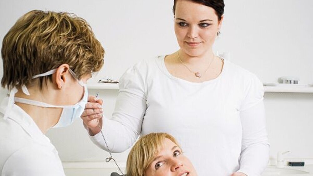 Angesichts des prognostizierten Fachkräftemangels ist es gut, wenn Zahnarztpraxen vorsorgen und Auszubildende nach erfolgreicher Abschlussprüfung übernehmen können.