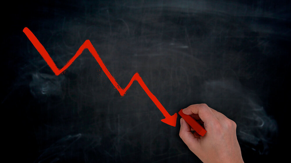 Rote Kurve - Graph wird von Hand auf Tafel geschrieben Rote Kurve - Graph wird von Hand auf Tafel geschrieben