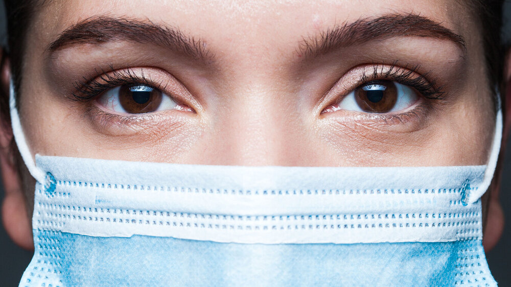 Nahaufnahme einer Frau mit Mundschutz