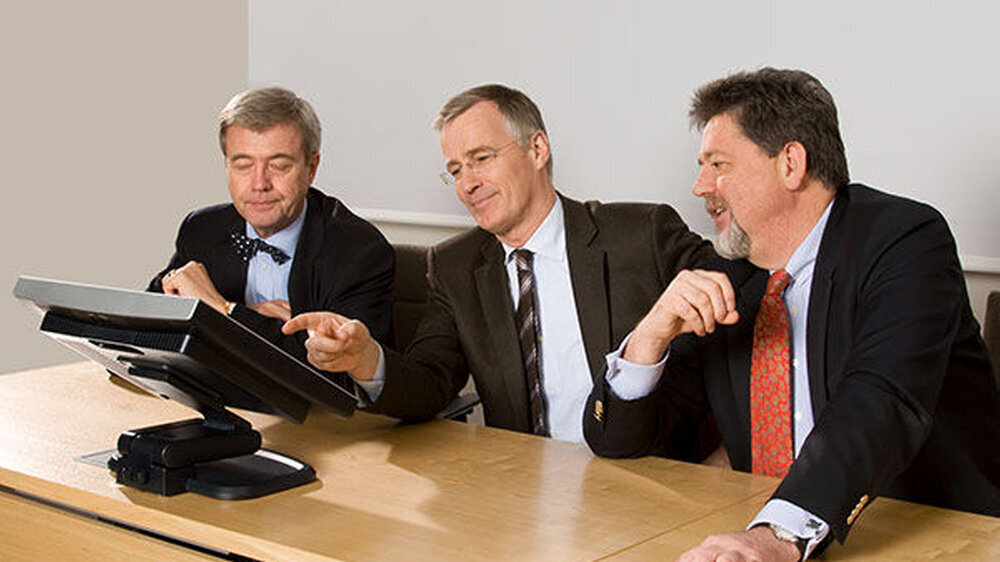 Und zusammen mit den Vorstandskollegen Dr. Wolfgang Eßer (l.) und Dr. Günther E. Buchholz (r.) beim Fotoshooting, 2008.