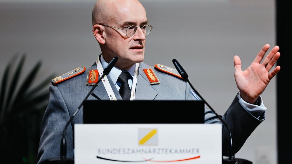 Generalarzt Dr. Rolf von Uslar bei der Bundesversammlung der Bundeszahnärztekammer (BZÄK) am 01.11.25 in Berlin. / Foto: Tobias Koch (www.tobiaskoch.net)