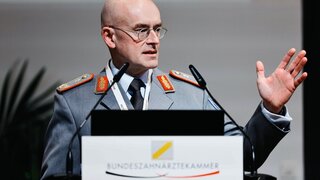 Generalarzt Dr. Rolf von Uslar bei der Bundesversammlung der Bundeszahnärztekammer (BZÄK) am 01.11.25 in Berlin. / Foto: Tobias Koch (www.tobiaskoch.net)