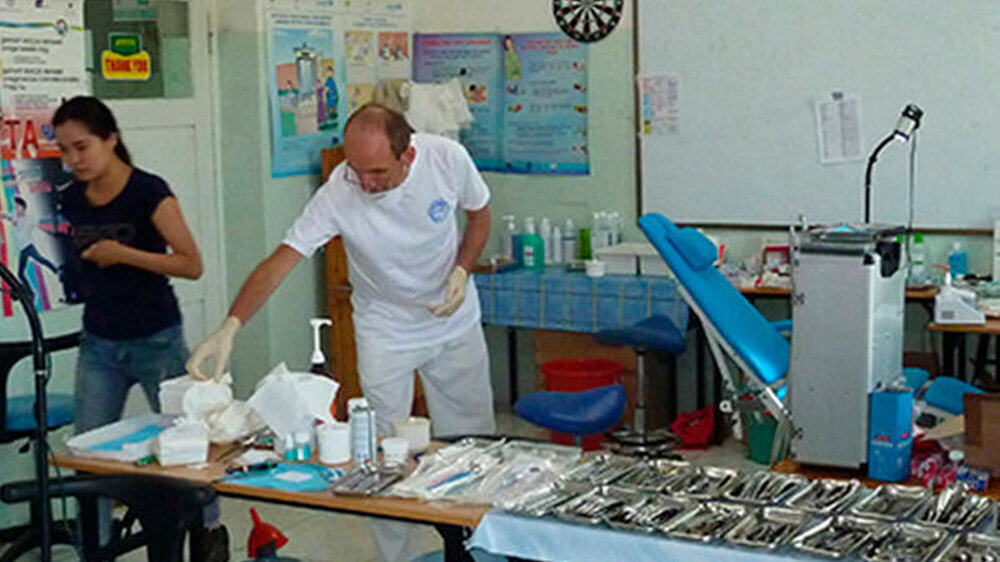 Dieter Buhtz, Zahnarzt aus Berlin, hat sich im Sommer 2015 auf die lange Reise in die Mongolei gemacht, um dort mit "Zahnärzte ohne Grenzen" Patienten zu behandeln (aus dem Beitrag: "Zahnärzte helfen im Land von Dschingis Khan").