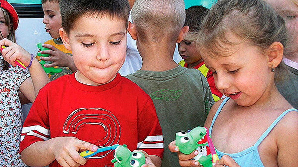 Zahnärzte untersuchen bei Kleinkindgruppen aus Kindertageseinrichtungen individuell die Mundhöhle, erheben den Zahnstatus und härten den Zahnschmelz. So sieht es § 21 SGB V „Verhütung von Zahnerkrankungen (Gruppenprophylaxe)“ vor. Das Kitapersona Zahnärzte untersuchen bei Kleinkindgruppen aus Kindertageseinrichtungen individuell die Mundhöhle, erheben den Zahnstatus und härten den Zahnschmelz. So sieht es § 21 SGB V „Verhütung von Zahnerkrankungen (Gruppenprophylaxe)“ vor. Das Kitapersonal muss dafür Zeit investieren.