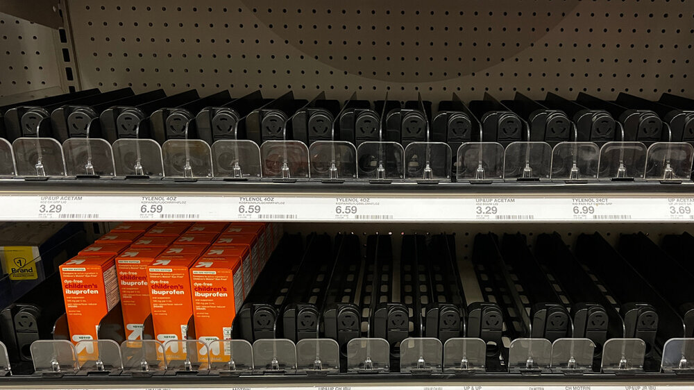Mangel an Ibuprofen-Saft Fast leeres Regal mit wenigen Packungen Ibuprofen-Saft
