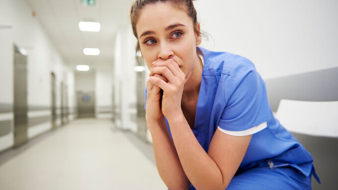 Gestresst und depressiv - im Gesundheitswesen nahm die Zahl der Krankschreibungen wegen psychischer Belastung am meisten zu. Gestresst und depressiv - im Gesundheitswesen nahm die Zahl der Krankschreibungen wegen psychischer Belastung am meisten zu.