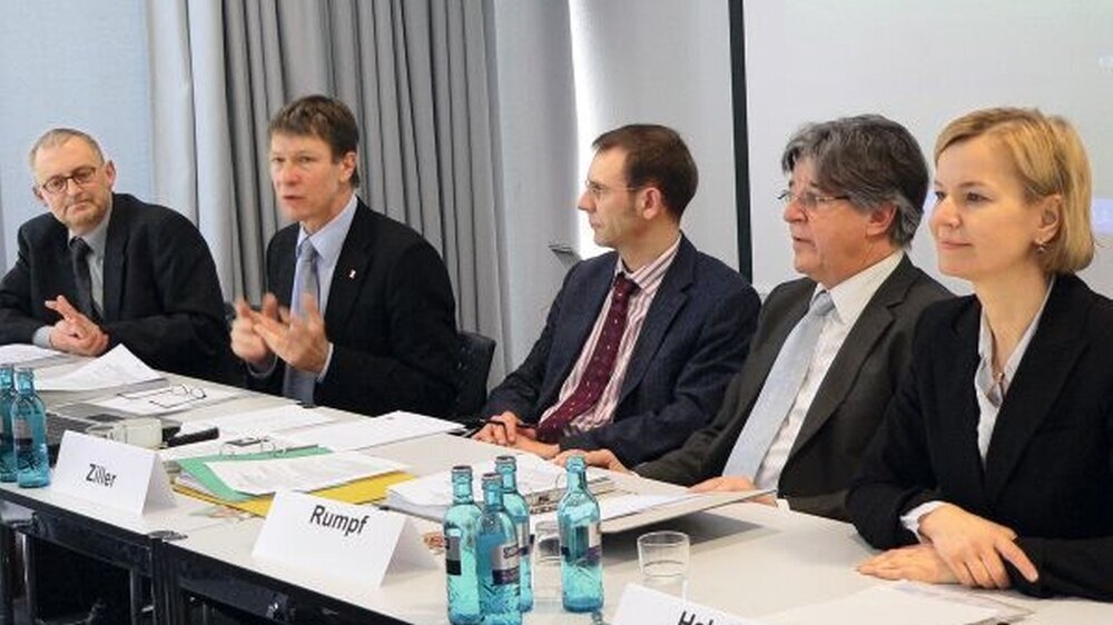 Leiteten die BZÄK-Koordinierungskonferenz in Frankfurt (v.l.n.r.): Dr. Andreas Wagner, Dr. Dietmar Oesterreich, Dr. Sebastian Ziller (BZÄK) und Dr. Michael Rumpf, mit der Referentin Prof. Dr. Daphne Hahn.