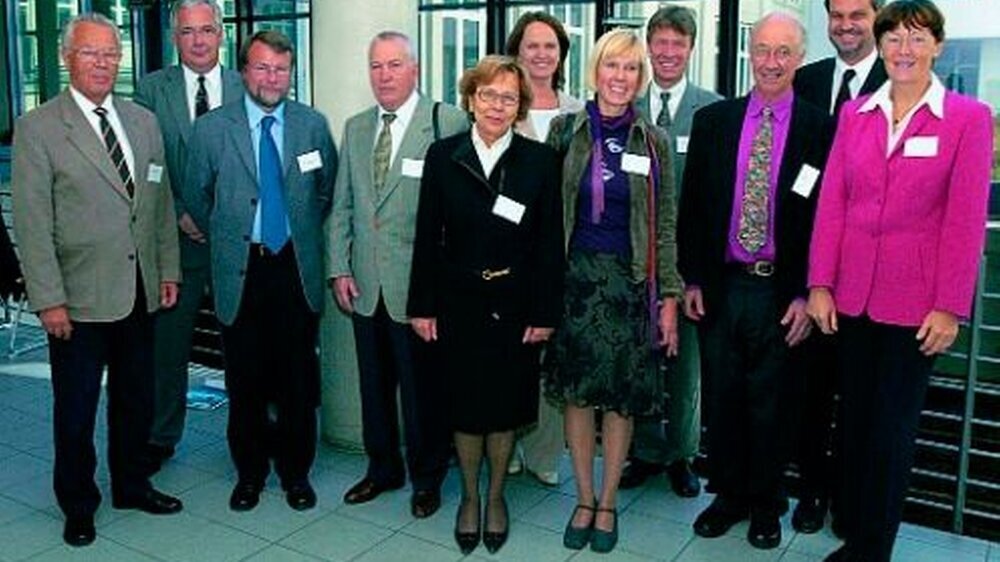 Alle Vertreter der verschiedenen WHO-Kollaborationszentren und Referenten des Symposiums. Stellvertretend sei hier die Organisatorin Prof. Dr. Annerose Borutta (r.) erwähnt.