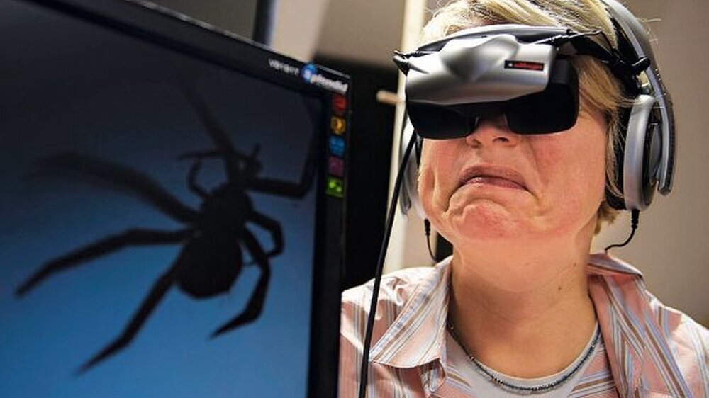 Spinnenphobie: Die virtuelle Therapie ist für die Patientin augenscheinlich nicht weniger schlimm als die Konfrontation mit dem Ekeltier in echt.