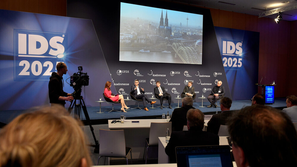 Europäische Fachpressekonferenz, Susanne Schöne, Moderation, Oliver Frese, Geschäftsführer Koelnmesse GmbH, Marc Stephen Pace, Vorsitzender des Vorstandes VDDI, Dr. Freddie Sloth-Lisbjerg, Präsident CED, Dr. Bernd Rebmann, Rebmann Research GmbH & Co KG, Rheinsaal, Congress-Centrum Nord
