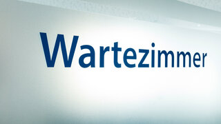 Schrift an einer Tür Wartezimmer bei einem Arzt