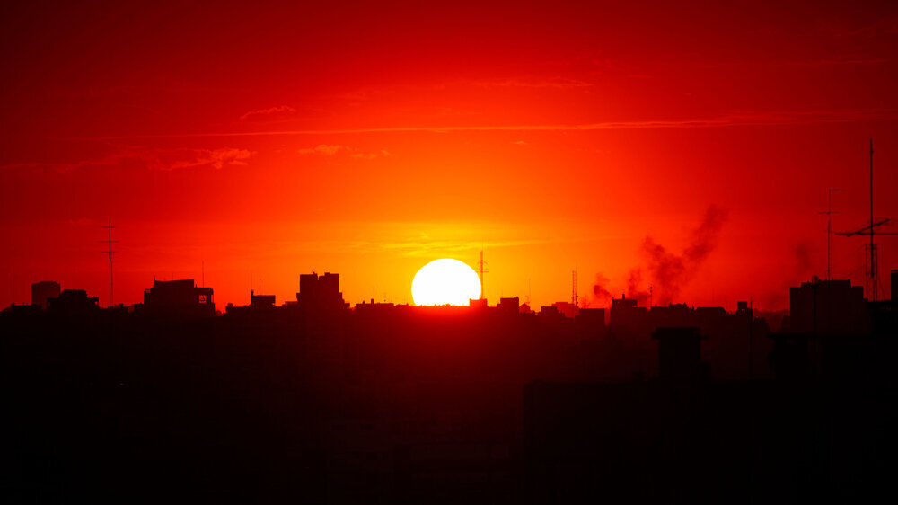 Sonnenuntergang nach einem heißen Sommertag über den Dächern von Buenos Aires, Argentinien – Symbol für die globale Erwärmung und die Hitze