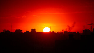Sonnenuntergang nach einem heißen Sommertag über den Dächern von Buenos Aires, Argentinien – Symbol für die globale Erwärmung und die Hitze
