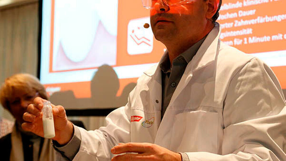 Dr. Tilo Poth, Senior Technical Associate I&S bei Colgate Palmolive, zeigt anhand dreier Versuche, wie die Zahnpasta an den Zähnen über einen längeren Zeitraum wirkt, Mundgeruch bindet und vor Säureangriffen durch Nahrung schützt.