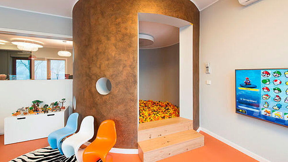 Besser als der Sandkasten Zuhause: Das Wartezimmer mit Fernseher, Bällebad und Spielzeug. |