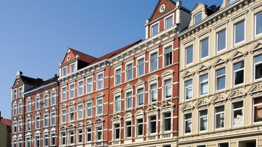Die Fassade der Immobilie ist schön bunt. Der Prospekt für den Fonds glänzt. Was soll da schon schiefgehen?