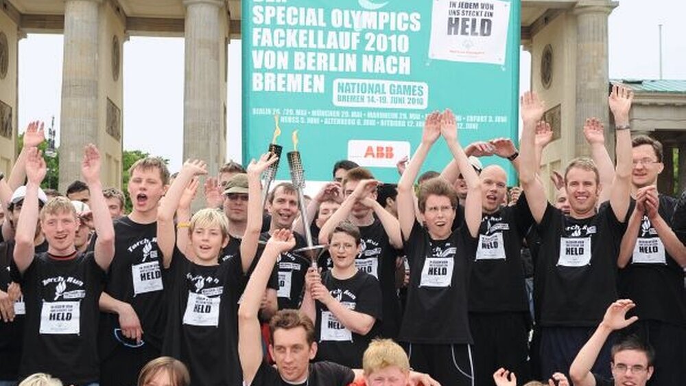 Teilnehmer des Special-Olympics- Fackellaufs. Die Strecke verlief vom Berliner Reichstag bis zum Roten Rathaus über acht Etappen.