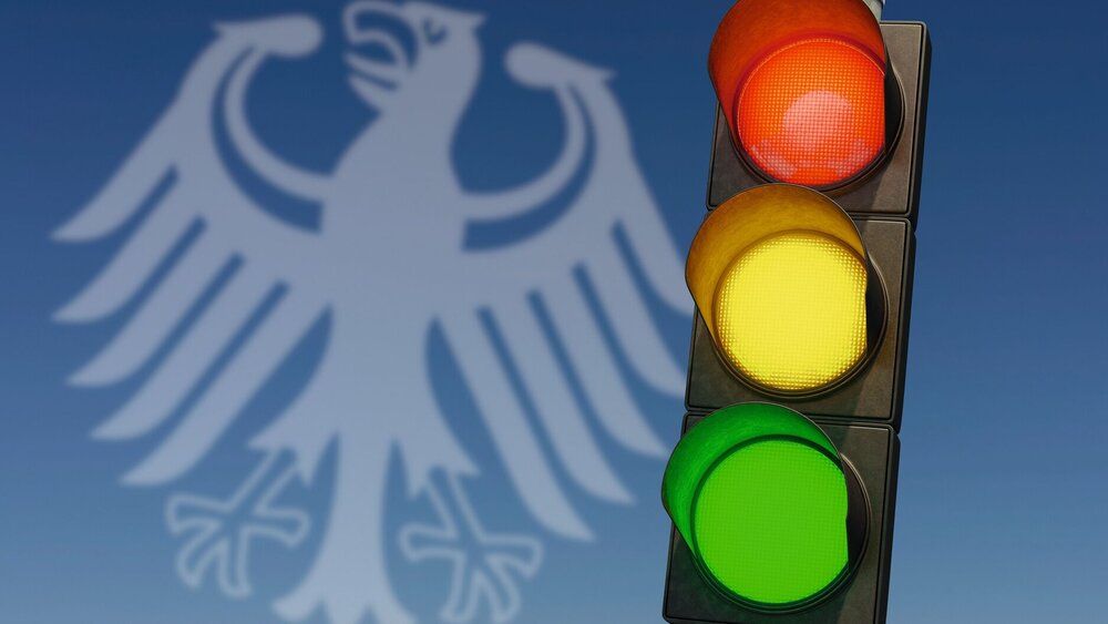 Leuchtende Ampel vor Bundesadler