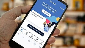 Vannes, France, 27 août 2022 : Application Doctolib sur un smartphone tenu en main en gros plan