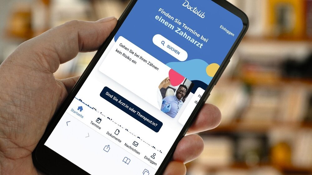 Vannes, France, 27 août 2022 : Application Doctolib sur un smartphone tenu en main en gros plan Vannes, France, 27 août 2022 : Application Doctolib sur un smartphone tenu en main en gros plan