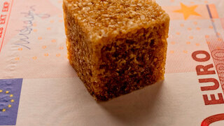 Würfelzucker auf Euroschein