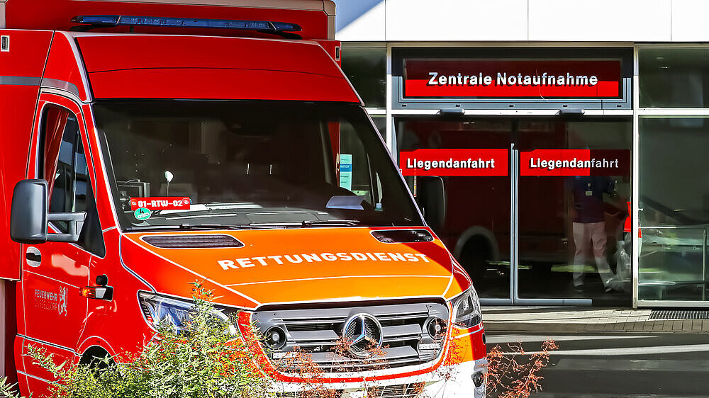 Zentrale Notaufnahme des Universitätsklinikums mit rotem Rettungswagen, Düsseldorf (UKD).