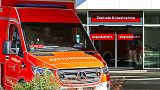 Zentrale Notaufnahme des Universitätsklinikums mit rotem Rettungswagen, Düsseldorf (UKD).