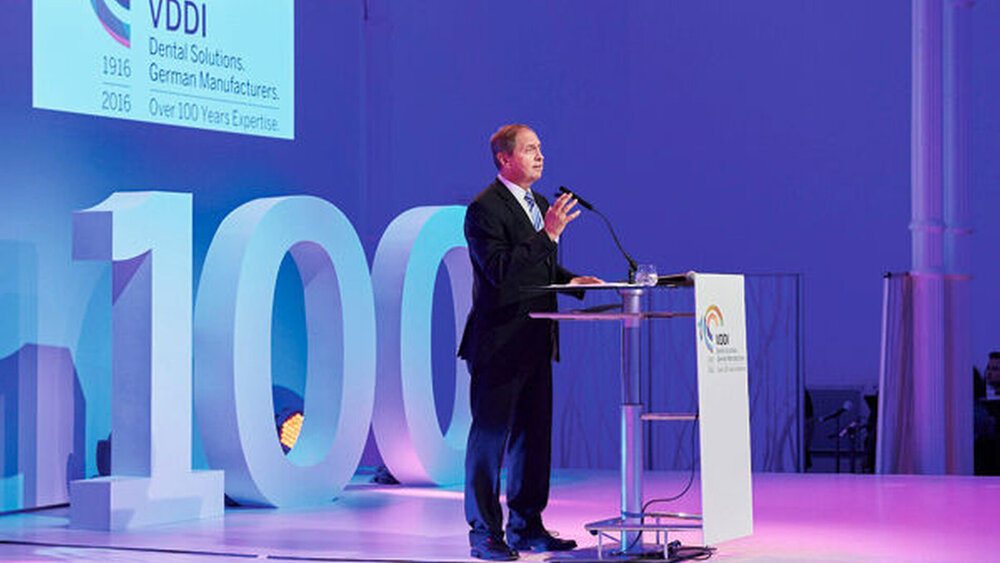 Dr. Martin Rickert, VDDI-Vorstandsvorsitzender und Geschäftsführer der Firma SycoTec, begrüßte die Gäste zu 100 Jahren VDDI in der Kölner Flora. |