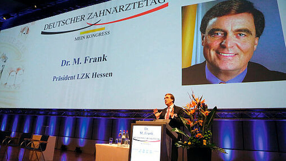 "Der wissenschaftliche Kongress zum Deutschen Zahnärztetag zeigt den rasanten Fortschritt der zahnmedizinischen Forschung, die stetigen Verbesserungen moderner Therapieformen und den immensen Zuwachs an technischen Möglichkeiten zur Erleichterung und Optimierung  zahnärztlichen Handelns." Dr. Michael Frank |