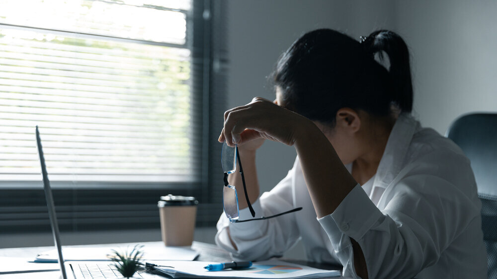 Erschöpfte Frau am Schreibtisch Erschöpfte Frau am Schreibtisch