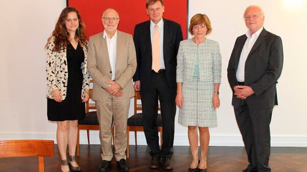 v.l.n.r.: Alexandra Gruber, Dr. Peter Dierck, Prof. Dr. Stefan Willich, Daniela Schadt, Prof. Dr. Karl Bergmann \r\n