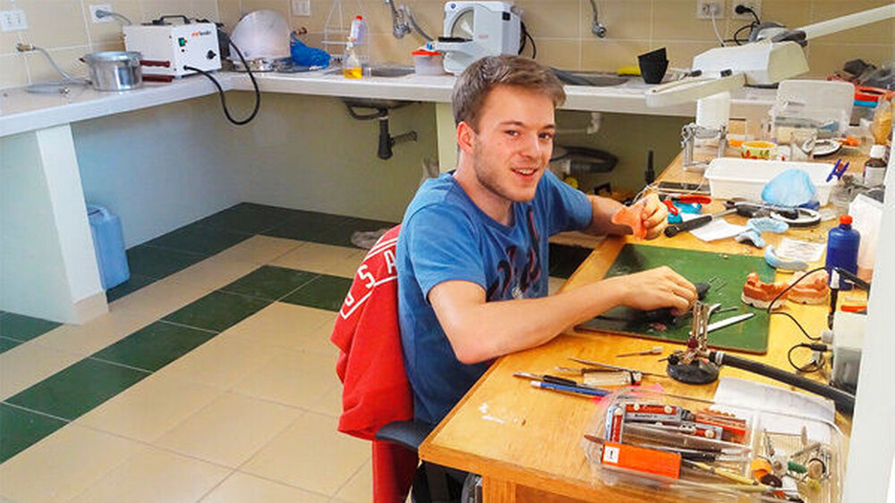 Zahntechniker Jan Viergutz hatte das Privileg, als erster Zahntechniker im neuen, der Praxis angegliederten, Dentallabor zu arbeiten. Hier ist er mit der Herstellung von sogenannten „placas“ beschäftigt, einfache Kunststoffprothesen mit gebogenen Klammern, die man in Deutschland als Interimsprothesen einsetzt. |