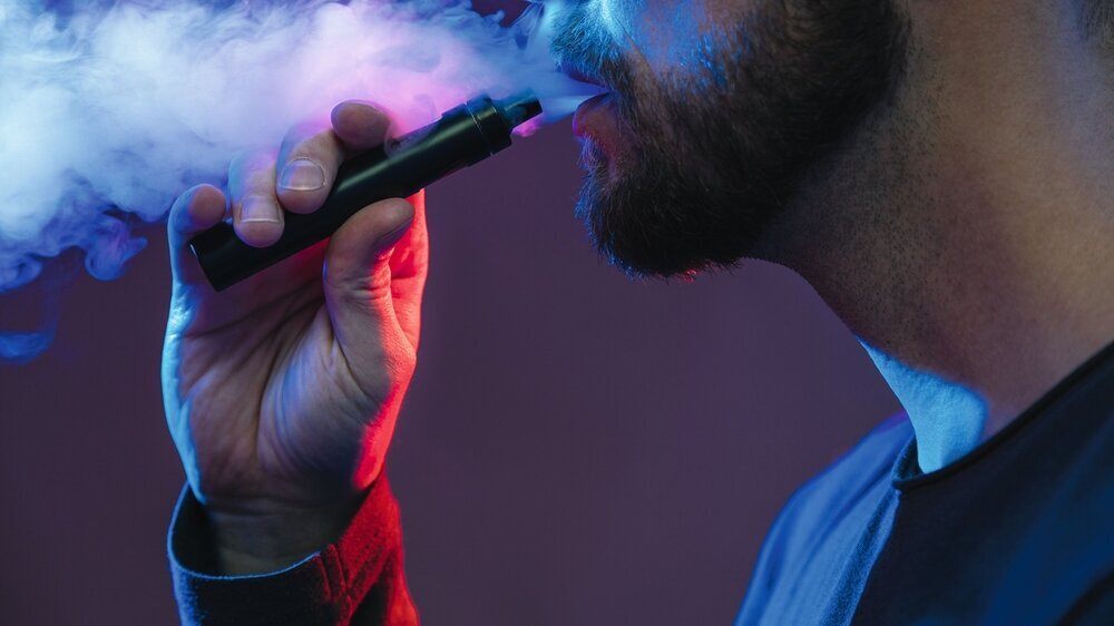Vaping e-liquid from an electronic cigarette E-Zigarette