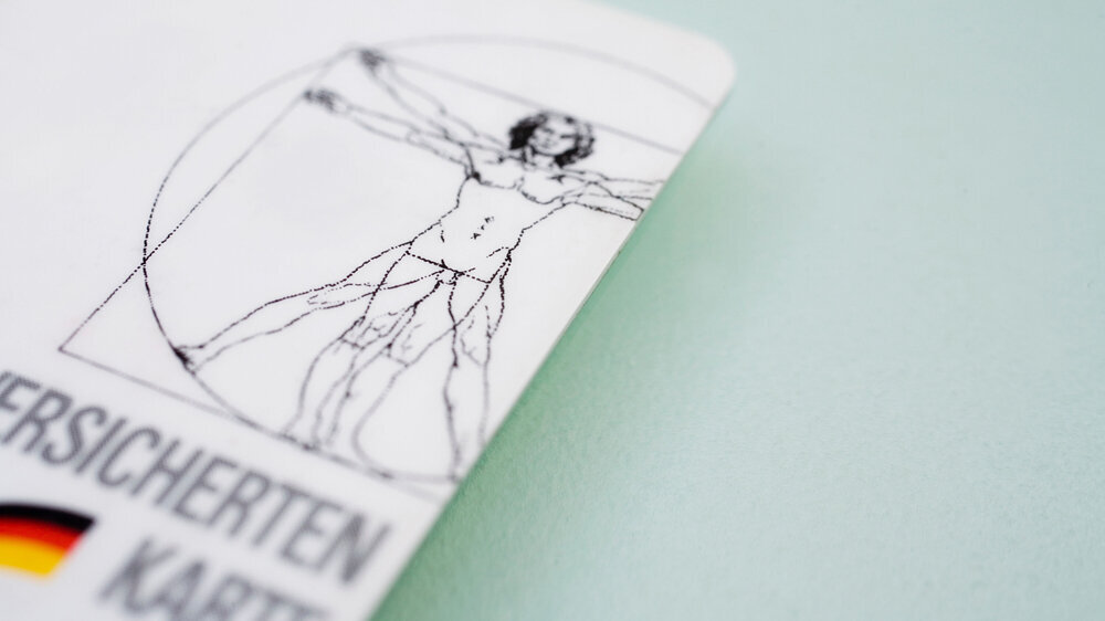 Versicherungskarte liegt auf dem Tisch Versichertenkarte GKV